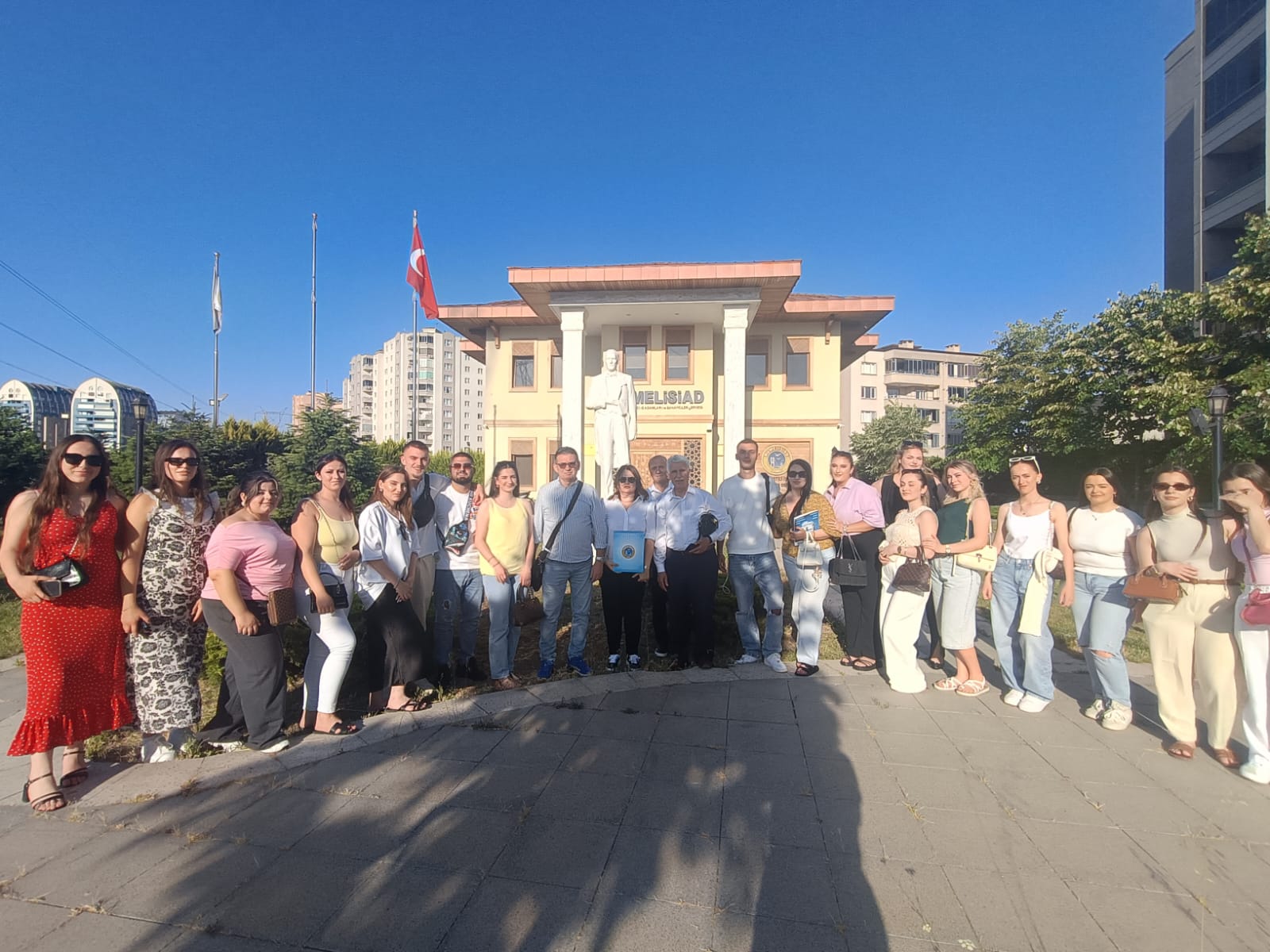 Tetova Üniversitesi’nden ZiyaretRUMELİSİAD Kadın ve Sanat Komitesi Başkanımız Sn. Seyhan Merter Yara